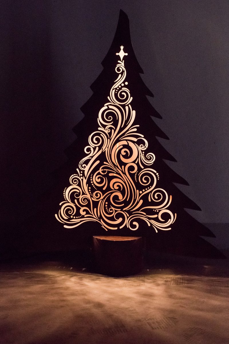 LED-Weihnachtsbaum 80 cm – das ausgelaserte Ornament leuchtet