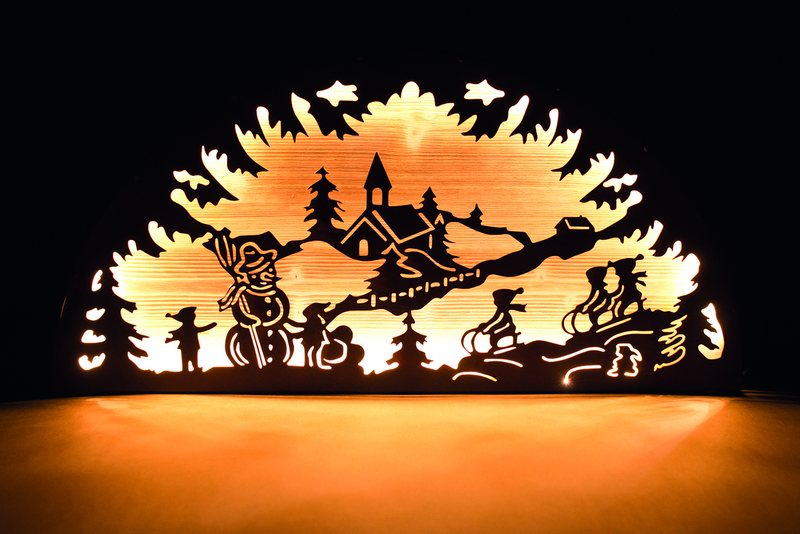 LED-Schwibbogen 60 cm beleuchtet – Winterszene mit Schneemann, Schlitten, Wald und Haus