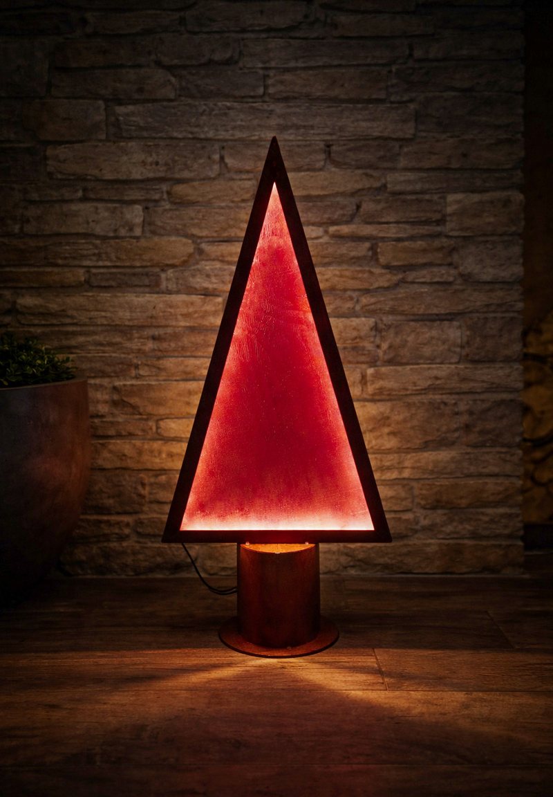 LED-Weihnachtsbaum Burgunderrot beleuchtet vor einer Steinwand