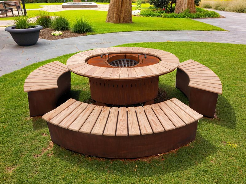 Feuerstelle & Grill 5-teilig aus Stahl mit Edelrost, aufgestellt im Garten