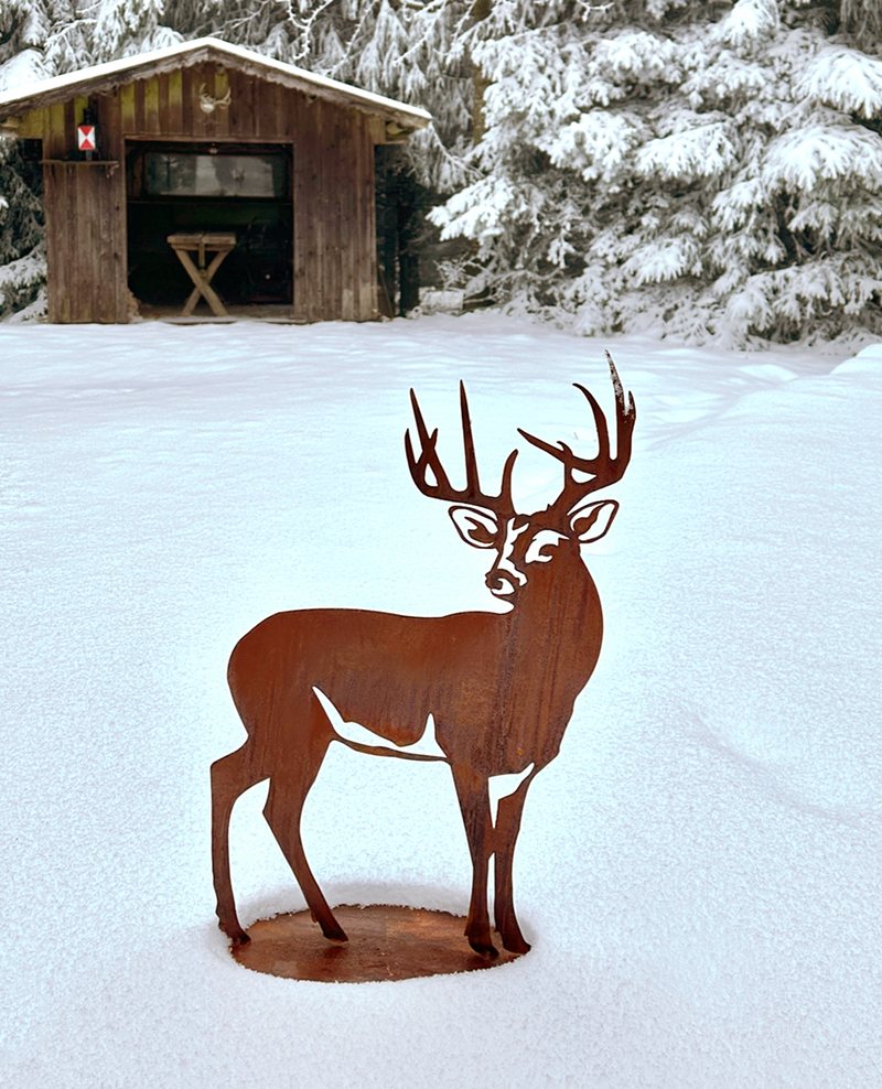 Hirsch Konrad 60 cm aus Edelrost im Schnee