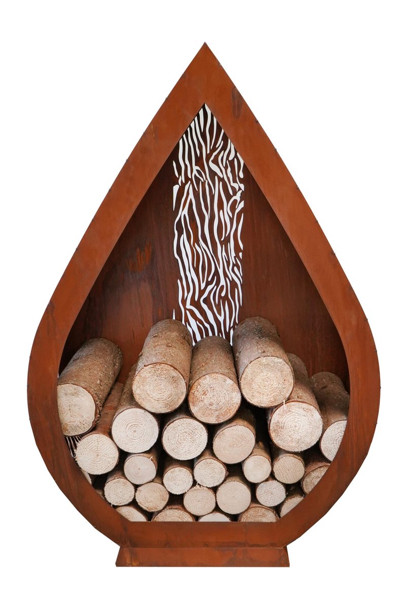 Kaminholzregal in Tropfenform aus Stahl mit Edelrost, mit Brennholz gefüllt