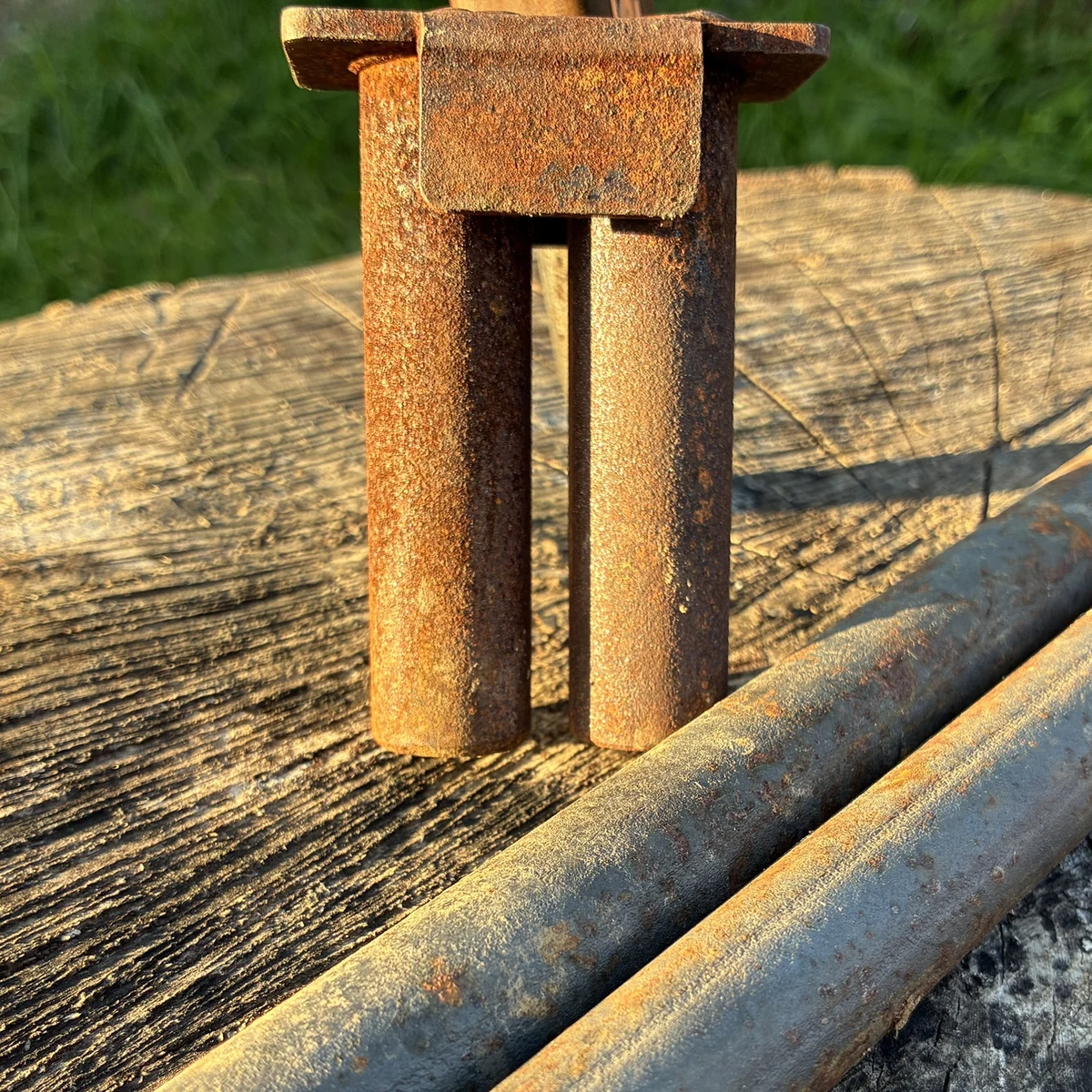 Verbindungsstück aus U-Blech, 45 mm, auf zwei Erdspießen für Sichtschutzelemente