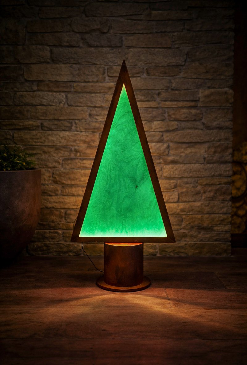 LED-Weihnachtsbaum Tannengrün beleuchtet vor einer Steinwand