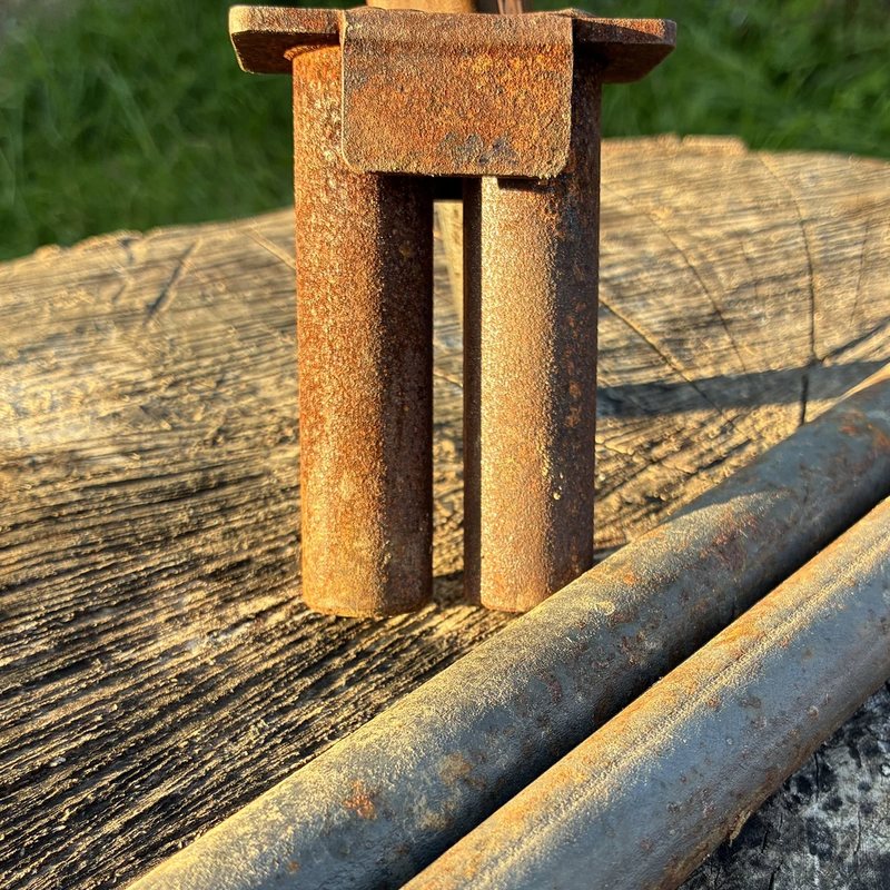 Verbindungsstück aus U-Blech, 45 mm, auf zwei Erdspießen für Sichtschutzelemente